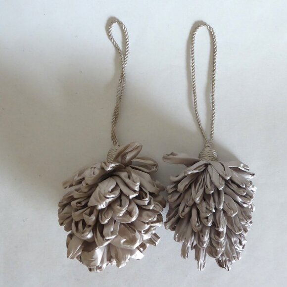 NEW 4” DECORATIVE ACCENT SILVER SATIN RIBBON PINECONE TASSEL SET - Picture 1 of 6